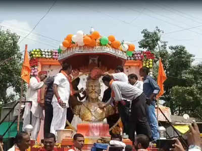 गद्दारांचा स्पर्श नको..., गुलाबराव पाटील जाताच शिवसैनिक आक्रमक; पुतळ्यांचे शुद्धीकरण