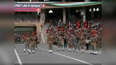 Beating Retreat | ಅಟ್ಟಾರಿ-ವಾಘಾ ಗಡಿಯಲ್ಲಿ ಬೀಟಿಂಗ್‌ ರಿಟ್ರೀಟ್‌: ಯೋಧರ ದಿಟ್ಟ ಹೆಜ್ಜೆಗಳಿಗೆ ಜನರ ಉದ್ಗಾರ