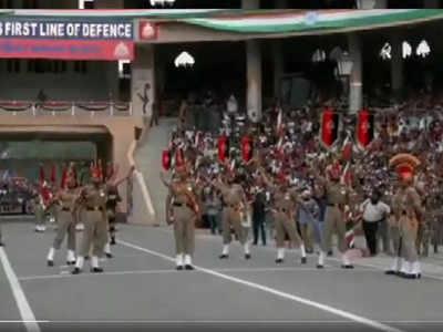 Beating Retreat | ಅಟ್ಟಾರಿ-ವಾಘಾ ಗಡಿಯಲ್ಲಿ ಬೀಟಿಂಗ್‌ ರಿಟ್ರೀಟ್‌: ಯೋಧರ ದಿಟ್ಟ ಹೆಜ್ಜೆಗಳಿಗೆ ಜನರ ಉದ್ಗಾರ