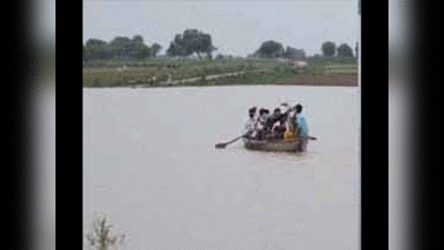 जान जोखिम में डालकर नाव से पार करते हैं नदी, मंत्री साध्वी निरंजन ज्योति के गांव में एक अदद पुल को तरस रहे लोग