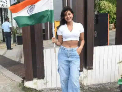 Anjali Arora Tiranga Video: अंजलि अरोड़ा कथित लीक्ड MMS के बाद तिरंगा लहराते आईं नजर, फैंस से कह दी दिल की बात