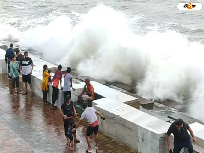 উত্তাল সমুদ্র দেখতে পর্যটকদের ভিড়