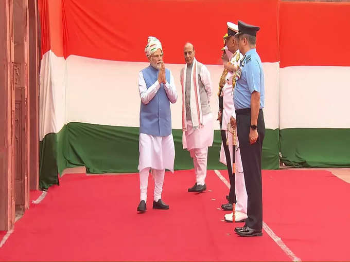 भारत के तीनों सेनाअध्यक्षों से लाल किले के प्रांगण में मुलाकात करते पीएम मोदी