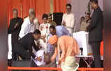 Yogi Adityanath: जब सीएम योगी के सामने नतमस्तक हुए शिवानंद बाबा... यूपी में ऐसे मना स्वतंत्रता दिवस समारोह