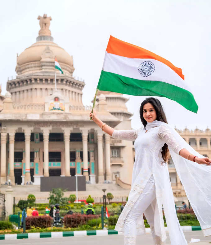 ವಿಧಾನ ಸೌಧದ ಎದುರು ನಟಿ ಹರ್ಷಿಕಾ ಪೂಣಚ್ಚ