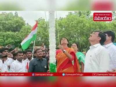 జాతీయ జెండాను ఆవిష్కరించిన వైఎస్ షర్మిల