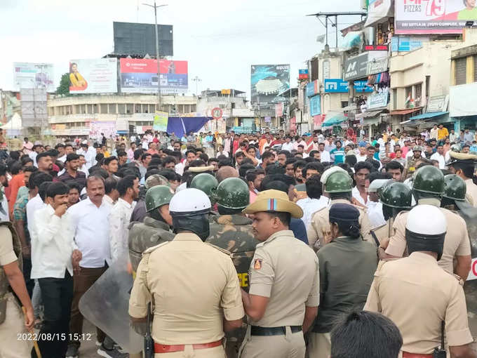 ಶಿವಮೊಗ್ಗ ನಗರದಲ್ಲಿ  ನಿಷೇದಾಜ್ಞೆ ಜಾರಿ: ಸಾವರ್ಕರ್‌ ಭಾವಚಿತ್ರ ವಿಚಾರಕ್ಕೆ ಎರಡು ಕೋಮುಗಳ ನಡುವೆ ಸಂಘರ್ಷ