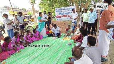 குடிநீர் பிரச்சனையை தீர்க்க கோரி கருப்பு கொடியுடன் கிராம சபை கூட்டத்தில் பங்கேற்ற கிராமத்தினர்