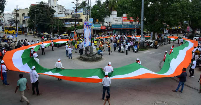 ಮಂಡ್ಯ: 500 ಅಡಿ ಉದ್ದದ ತಿರಂಗ ಹಿಡಿದು ಮೆರವಣಿಗೆ