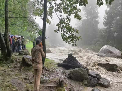 Himachal Accident: सोलंग गांव को मनाली से जोड़ने वाला अस्‍थाई पुल टूटा, 2 की मौत, कई लोगों के बहने की आशंका