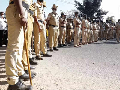 National News: সাভারকরের পোস্টার বিতর্কে উত্তপ্ত কর্নাটক, শিবমোগায় জমায়েতে নিষেধাজ্ঞা