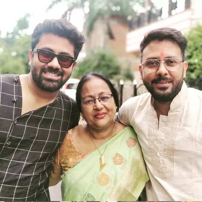 rahul jain with mom and brother