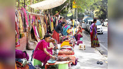दिल्ली की एक ऐसी जगह जहां आधी रात में महिलाएं लगाती हैं कपड़ों का बाजार, टोर्च जलाकर खरीदते हैं लोग सामान
