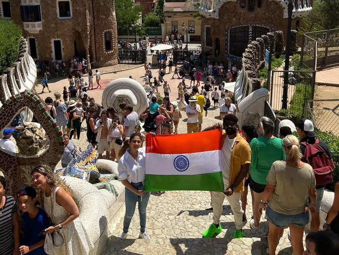 Nayanthara and Vignesh Shivan pose with national flag