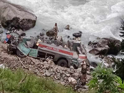 Jammu kashmir Bus Accident: জম্মু-কাশ্মীরে ভয়াবহ দুর্ঘটনা! রাস্তা থেকে নদীতে পড়ল জওয়ান ভর্তি বাস, নিহত কমপক্ষে ৬