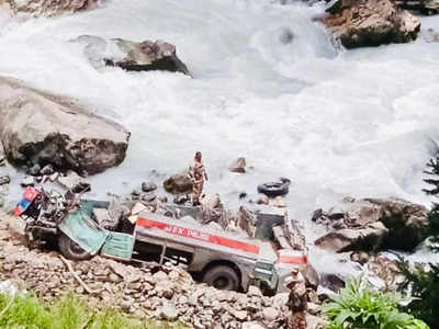 Pahalgam Bus Accident: जम्मू-कश्मीर के पहलगाम में बस खाई में गिरी, 7 जवानों की मौत, सभी की हुई पहचान