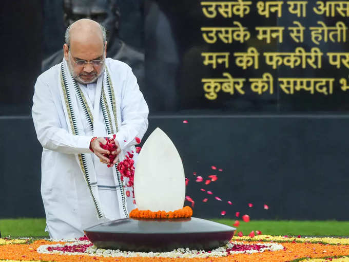 सदैव अटल स्मारक में अटल बिहारी वाजपेयी की समाधि पर श्रद्धासुमन अर्पित करते केंद्रीय गृहमंत्री अमित शाह