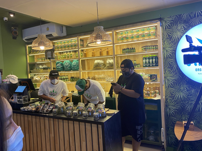 Cannabis cafe in Bangkok: കഞ്ചാവ് നിയമവിധേയം; തീരുമാനവുമായി ഇന്ത്യയ്ക്കരികെ ഒരു രാജ്യം; ലഹരി കഫേകളിൽ വൻ തിരക്ക്