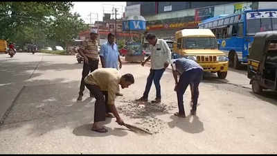 ರಸ್ತೆ ದುರಸ್ತಿಗೆ ಆಗ್ರಹಿಸಿ ಮಂಗಳೂರು ಮನಪಾ ಅವ್ಯವಸ್ಥೆ ವಿರುದ್ಧ ವಿನೂತನ ಪ್ರತಿಭಟನೆ