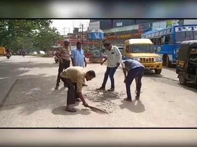 ರಸ್ತೆ ದುರಸ್ತಿಗೆ ಆಗ್ರಹಿಸಿ ಮಂಗಳೂರು ಮನಪಾ ಅವ್ಯವಸ್ಥೆ ವಿರುದ್ಧ ವಿನೂತನ ಪ್ರತಿಭಟನೆ