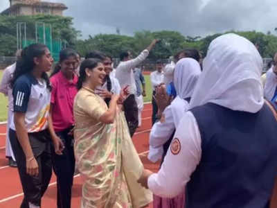 மாணவிகளுடன் சேர்ந்து குத்தாட்டம் போட்ட சப் கலெக்டர் - வைரலாகும் வீடியோ!