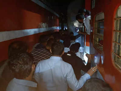 Gondia Train Accident: गोंदियाजवळ रेल्वे गाडीला भीषण अपघात; ५० पेक्षा अधिक प्रवासी जखमी