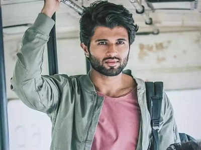 Vijay Deverakonda: विजय देवरकोंडा को ऑटो से आते देख भड़क उठे लोग, कहा-  ऑटो, ट्रेन, चप्पल बंद कर दे