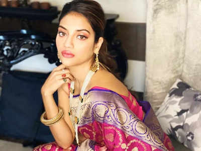 Nusrat Jahan: গলায় সীতাহার, ব্যাকলেস ব্লাউজের সঙ্গে বেনারসির সাজ নুসরতের! তৃণমূল সাংসদের এই লুক নকল করতে ইচ্ছে করবেই