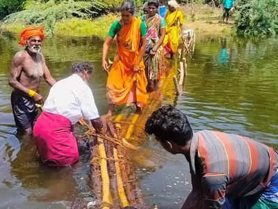 மரப்பாலம் அமைத்து கிராம மக்கள் அபாய பயணம் - ராமநாதபுரம் அதிகாரிகள் அலட்சியம் காட்டுவதாக குற்றச்சாட்டு