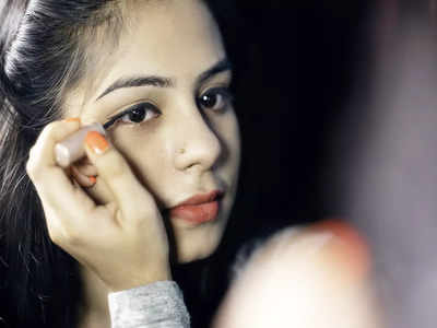 Eyeliner Tips: আইলাইনার লাগাতে গিয়ে ঘেঁটে যায় বারবার? এই টিপস কাজে লাগালেই এক্সপার্টও মানবে হার!