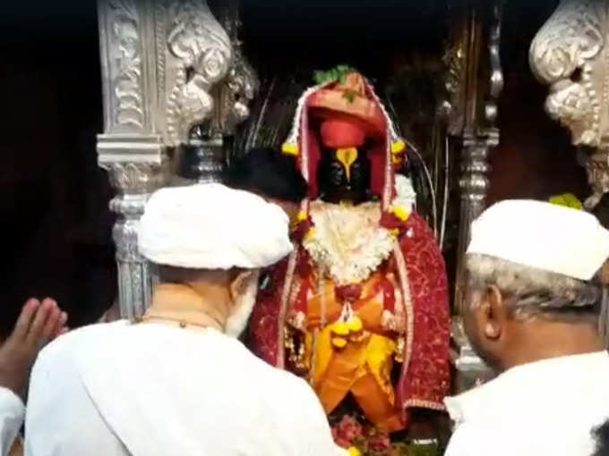 पंढरपूर : विठ्ठल मंदिरात रात्री १२ वाजता कृष्ण जन्माष्टमी साजरी, विठ्ठलाला पगडी तर हातात चांदीची काठी