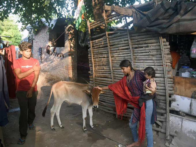 ​हर घर की अलमारी में मंदिर, गली में शिवलिंग