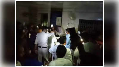 Chhattisgarh : अस्‍पताल की बिजली गुल! टॉर्च की रोशनी में हुआ सड़क हादसे में घायल का इलाज, विधायक रहे मौजूद