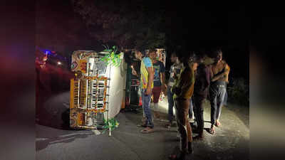 UP News: वृंदावन जा रहे श्रद्धालुओं से भरी मैक्स पलटी, 15 लोग घायल, ट्रक को ओवरटेक करने में हुआ हादसा