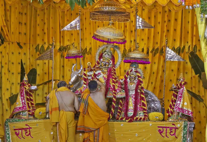 जयपुर- भगवान की पूजा करते पुजारी