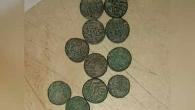 Hamirpur News: बारिश के बाद मिट्टी से निकले सोने के सिक्के, गांव के चरवाहे को मिला खजाना, जानिए फिर क्या हुआ ?