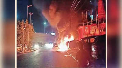 Gurugram News: बाल-बाल बचे लोग, ट्रांसफार्मर गिरा, तेल से भड़की आग, चपेट में आईं डस्टर और आर्टिगा