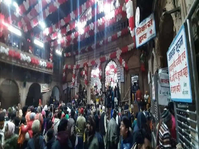 रात को मंदिर के गेट पर श्रद्धालु के बेहोश होने की आई सूचना