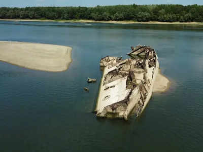 दुष्काळ पडला, नदी आटली अन् तब्बल ७८ वर्षांपूर्वी बुडालेली ऐतिहासिक नौका पाण्याबाहेर आली