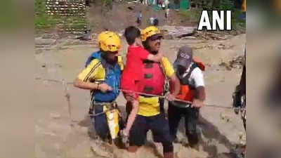 Uttarakhnd Floods: रिजॉर्ट्स में बच्चों संग सो रहे थे छुट्टी मनाने आए 40 सैलानी, पानी का सैलाब देख फूल गए हाथ-पांव