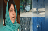 Mehbooba Mufti: लोहे की जंजीरें और बड़े ताले, CRPF वाहन से बैरिकेडिंग...नजरबंद महबूबा मुफ्ती के घर की तस्वीरें