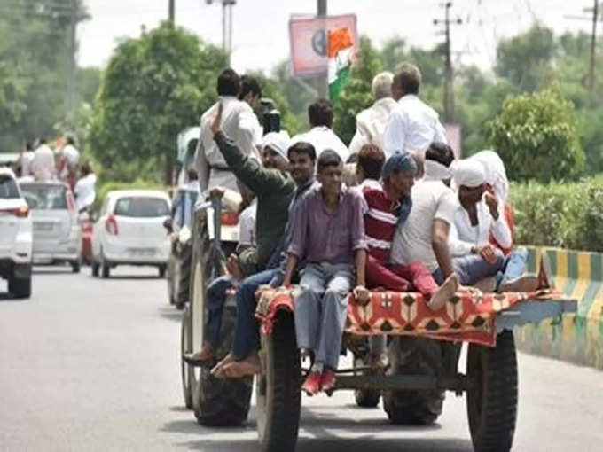 ट्रैक्टर ट्राली से पहुंचे लोग