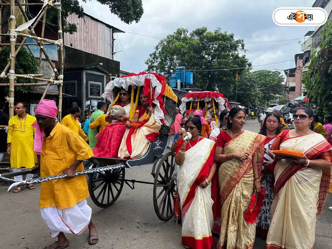 হাতে টানা রিকশায় পুজোর নিমন্ত্রণ