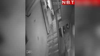 CCTV Video: पटना में बाइक चुराता चोर दिख गया सीसीटीवी कैमरे में, पब्लिक ने दबोच लिया... देखिए वीडियो