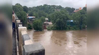 MP Flood Update: लगातार बारिश के चलते देवास के नेमावर में नर्मदा का जलस्तर बढ़ा, खतरे के निशान से छह फीट ऊपर बह रही