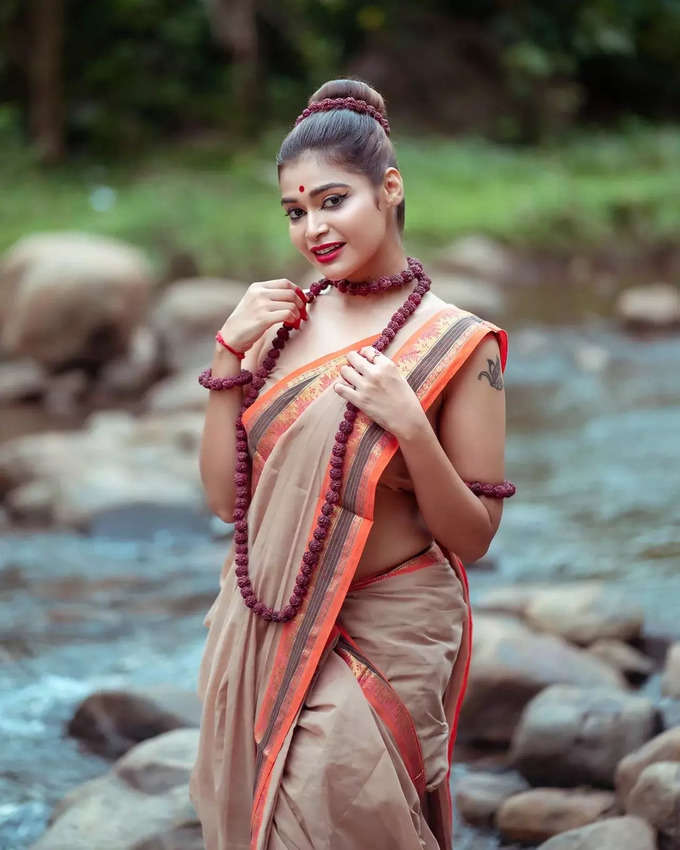 സോഷ്യൽ മീഡിയയിൽ സജീവം