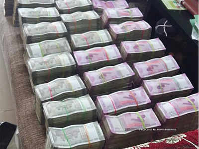 Income Tax Raids : गुजरात में बिजनस ग्रुप के 36 ठिकानों पर इनकम टैक्स की रेड, 300 करोड़ से ज्यादा की संपत्ति पर पकड़ाई टैक्स चोरी