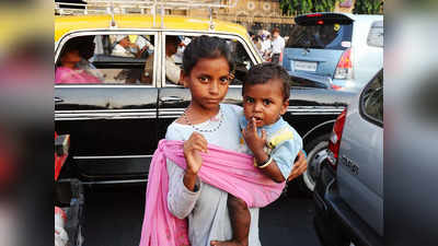 Beggars Kids on Streets: दिल्ली में हर सिग्नल पर हाथ फैलाए खड़ा है बचपन...