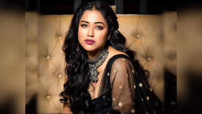 Sohini Sarkar: হাতকাটা ব্লাউজ পরে সিঁড়িতেই গা এলিয়ে দিলেন সোহিনী! বোল্ডনেস দেখে মাথা ঘুরে গেল সবার!!