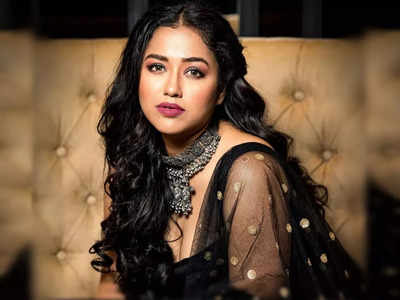 Sohini Sarkar: হাতকাটা ব্লাউজ পরে সিঁড়িতেই গা এলিয়ে দিলেন সোহিনী! বোল্ডনেস দেখে মাথা ঘুরে গেল সবার!!